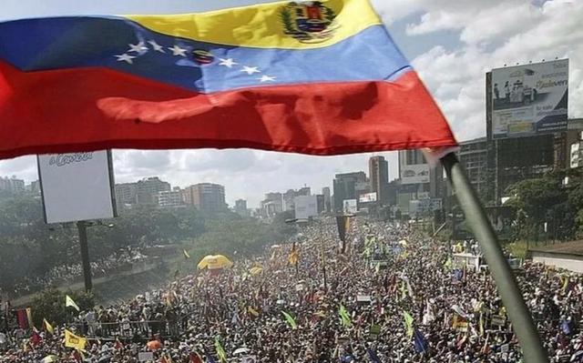 1.5万兵力航母压境！美-南方之矛-直指委内瑞拉，摊牌时刻临近？