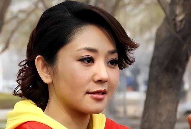 51岁主持人方琼：嫁给电视台领导，21岁儿子不仅长得像她还是学霸