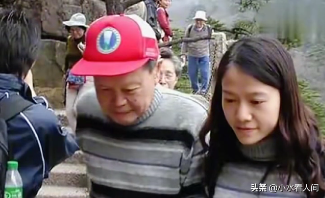 万万没想到，杨振宁去世，恶心一幕，有人喊她继续照顾杨振宁儿子