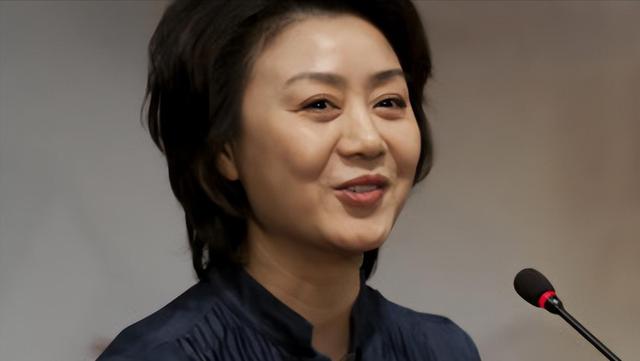 59岁李胜素：她不要丈夫、不要孩子，却活成了最让人羡慕的女人