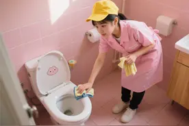 马桶堵了别急叫师傅，一勺洗衣粉+热水，10分钟疏通不花一分钱！图片