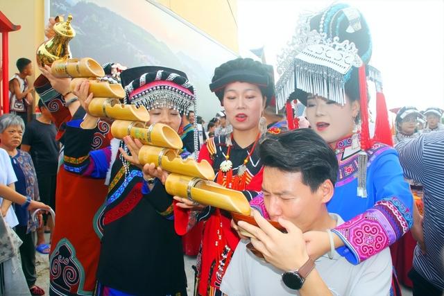 古蔺石屏镇彝族火把节盛大启幕 篝火狂欢点燃文化激情