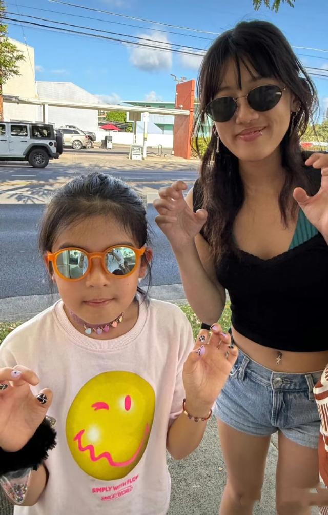 贾静雯一家过圣诞，梧桐妹穿低胸裙身材傲人，咘咘和波妞越来越像