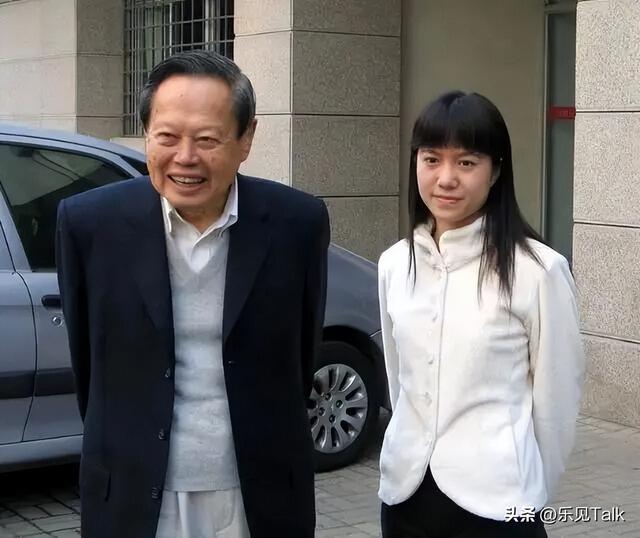 翁帆也没想到，丈夫杨振宁去世后	，竟因生前一个举动再次口碑暴涨