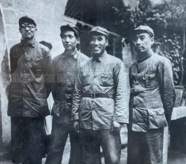 此人两次被开除党籍，多次与周总理争论，周：你给我滚出去