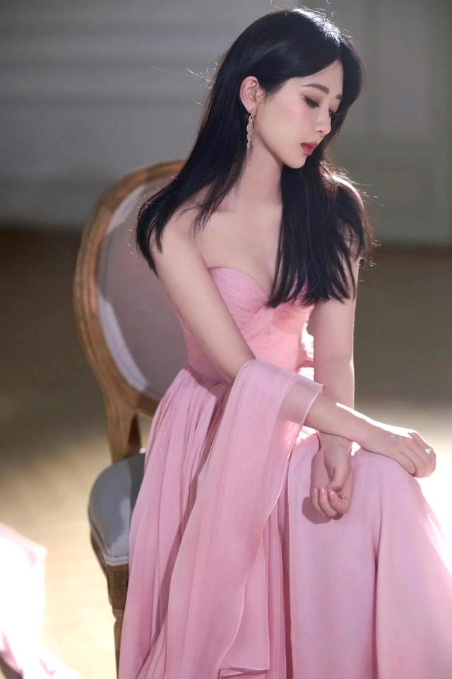 杨紫绝美写真，一席粉色抹胸裙，甜美性感！