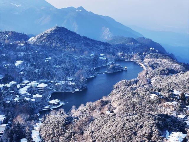 古人诚不欺我！“朝日照积雪 庐山如白云”