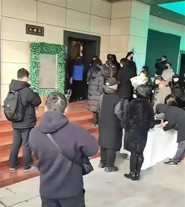 她走后24小时，全网却开始了另一场“表演”