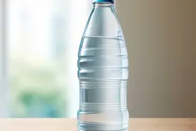 车内暴晒的瓶装水能喝吗？我们做了个实验，结果显示……图片