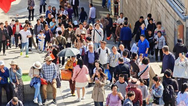 十一出境游爆火！2万人小岛罕见堵车，全世界都知道中国放假了