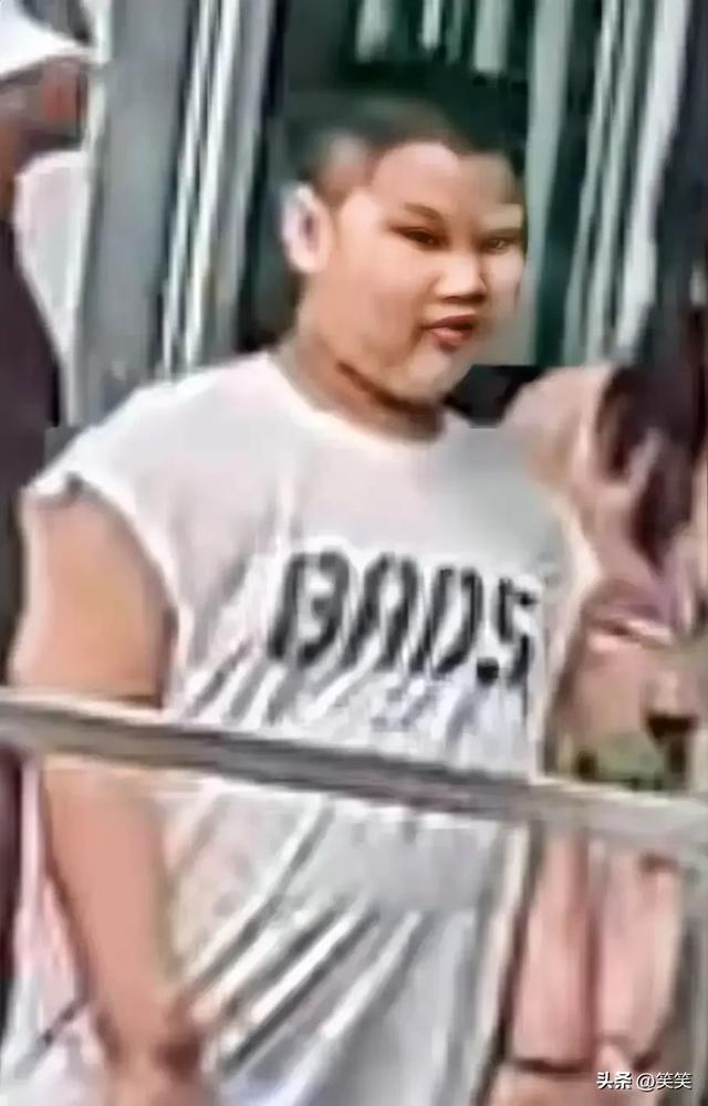 郭德纲一家现身上海，王惠穿绿裙胖到没脖子、10岁郭汾阳长歪了