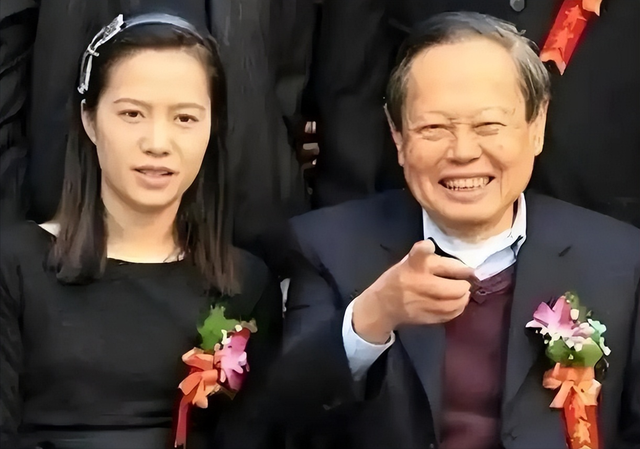 人走茶凉！杨振宁去世5天，老夫少妻的残酷现实就体现的淋漓尽致