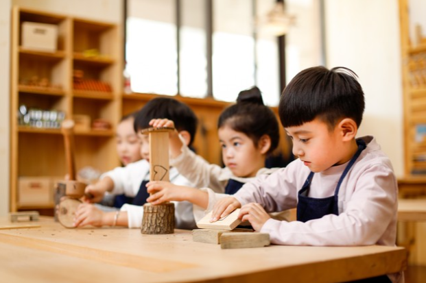 幼儿园全免费政策一发布，幼教市场瞬间“变天”！动了谁的蛋糕？