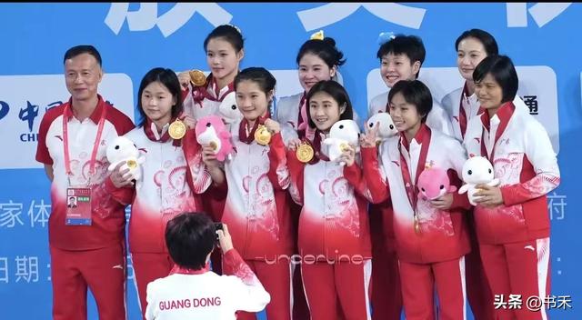 全红婵豪宅引邻居吐槽,全红婵妈妈回应退役风波:随她 听国家安排