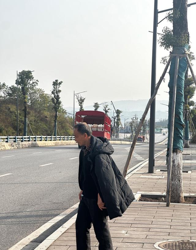 重庆九龙坡西彭抬头见蓝天，白云悠悠诉温柔，城市烦躁瞬间消散