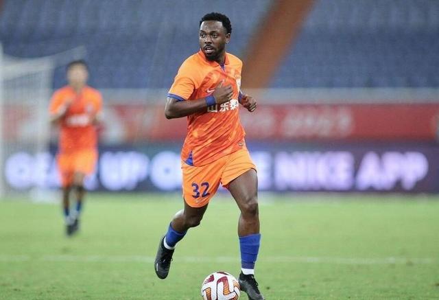 申花外援马纳法玩奥特曼体感游戏，动作标准找回童年感觉