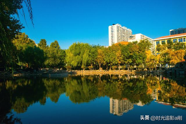 老楼与新厦，共枕一湖秋光！