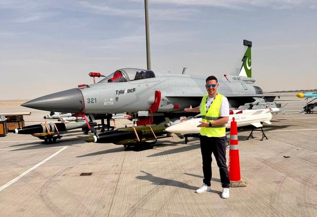 光辉战机在迪拜“机毁人亡”，中国“枭龙”现场拿下大单