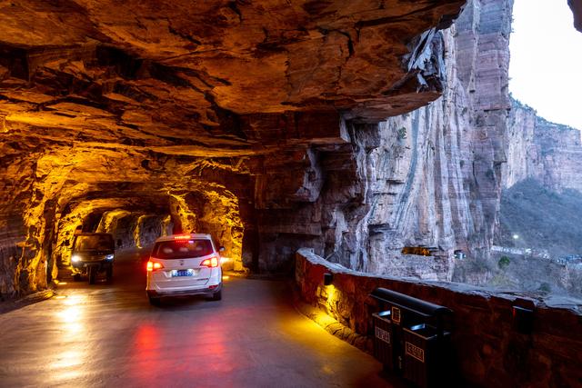 太行绝壁上的黄昏之光：步行穿越“世界第九大奇迹”