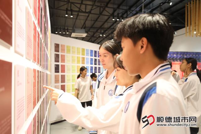 胡宝星职校玩转出圈！故宫敦煌展让师生迷上传统色