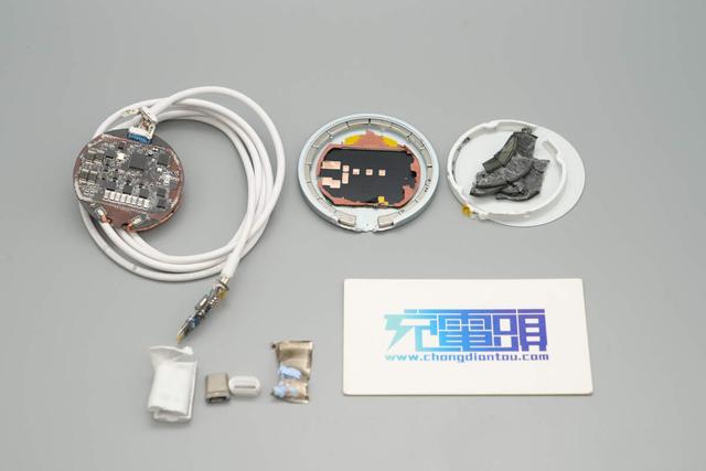完美适配iPhone 17系列新机，谷歌25W Qi2.2磁吸无线充电器拆解