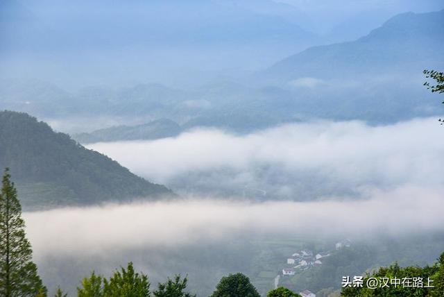汉中云峰寺日出：金光照破雾千层，半是仙踪半是尘​！