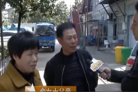 当年的双胞胎只活存一个，30年后却发现另一个自己，长得一模一样图片