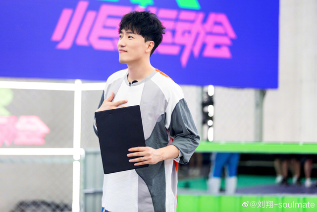 奥运冠军刘翔回应移民美国：哪里好都不如家好，自称“爱国热血小青年	”	，要让造谣者“站出来”