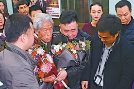 中国老兵被困印度54年，无奈娶印度娇妻生子，带着妻儿重返祖国图片