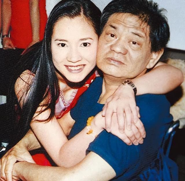 认干爹，拍风月片，被导演霸王硬上弓，没想到如今53岁下场唏嘘