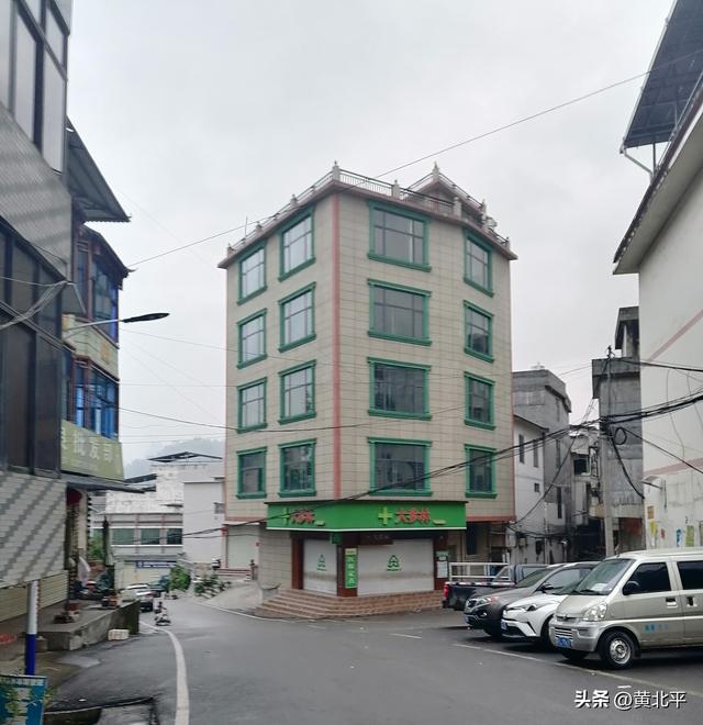 广西百色靖西市与崇左大新县交界的边境小镇，史上是岑氏土司辖地
