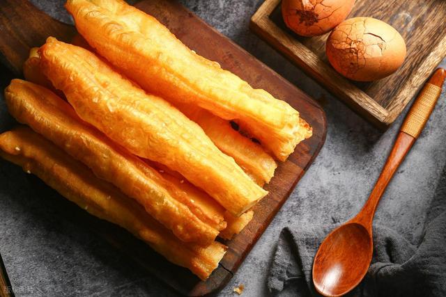 糖尿病不能吃鸡蛋？内分泌科主任：不想血糖飙升，少吃这几种主食