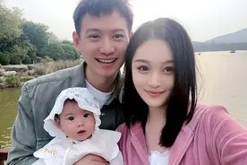 温馨有爱！国乒名将晒一家三口全家福，妻子美女儿萌无愧人生赢家图片