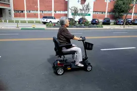 智能电动老年代步车，助您安心散步，尽享晚年时光图片