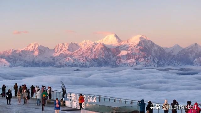 四川优雅的城市，极致美景和特色美食很多，有“天府之肺”的美誉