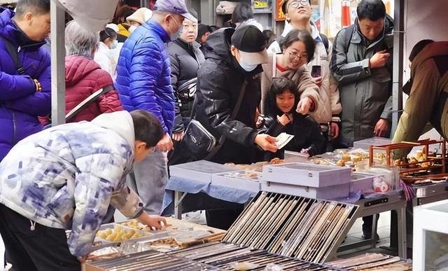 大量日本游客涌入北京，打着旅游幌子不去旅游不吃美食，为啥来？