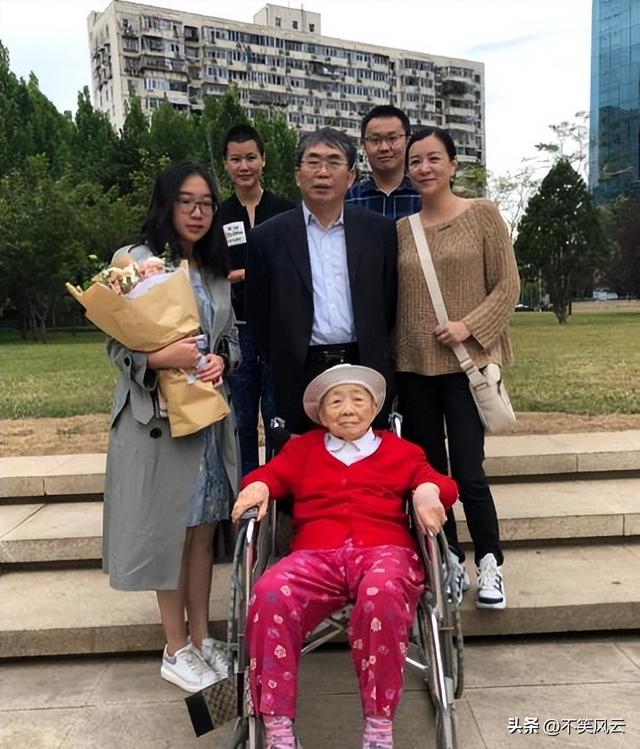 聂卫平去世不到一天，小23岁妻子过往被扒	，原来她才是人间清醒