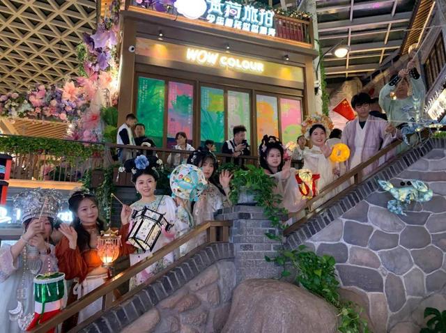逛市集、看演出、登高祈福……昨天这里超热闹