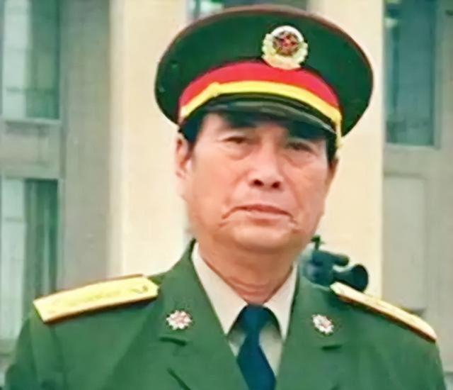 他是中央军委原副主席，55年被授少校军衔，93年又被提拔为上将