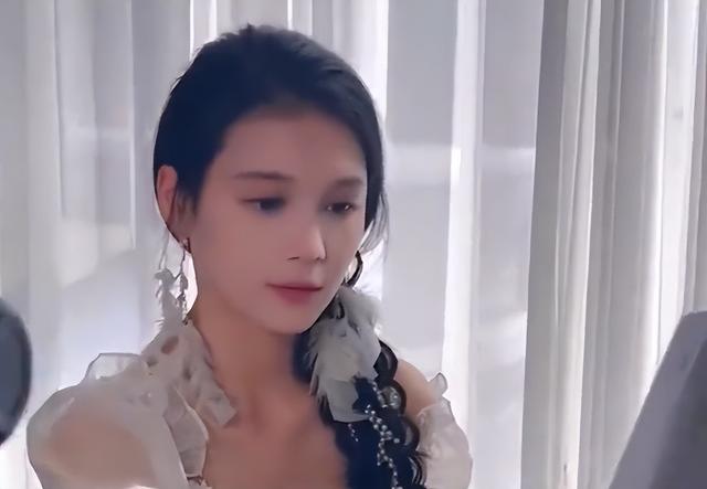 短剧女演员左一承认对助理动手并道歉：已结清工资	，承认偶尔沉溺于短剧戏份，但自己知法懂法