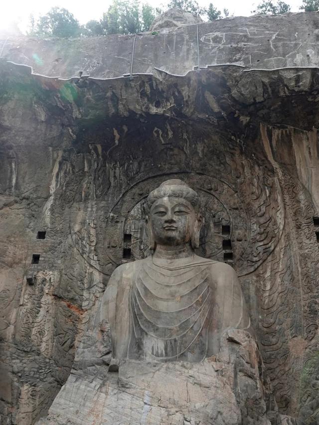 中原印象，挤在汹涌的人群中，遥望百年前的龙门石窟