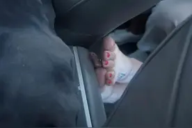 飞机上有乘客光脚踩座椅，吴彦祖发文谴责：太没素质了图片