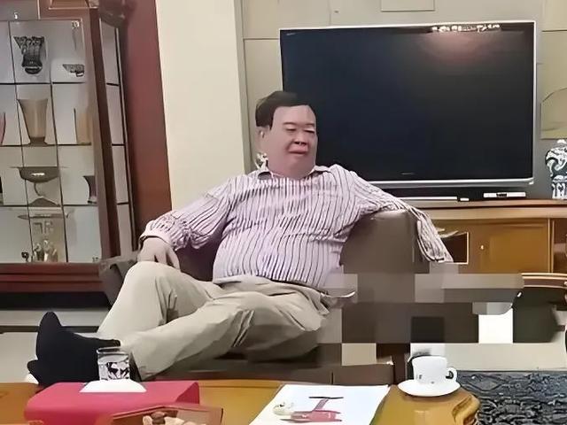 张国立做客曹德旺6000平豪宅，宝贝多到让人咋舌，被猫惊出一身汗