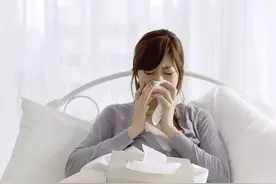 感冒吃药和等待自愈，哪个对身体伤害小？感冒后这样做才是对的！图片
