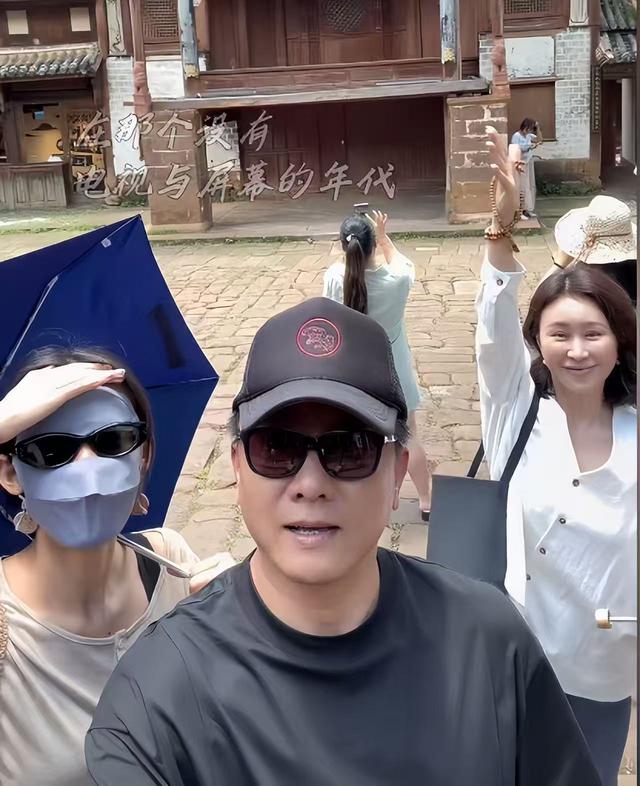 房子斌一家游大理，杨雨婷脸肿馒化严重，18岁女儿大学曝光太优秀