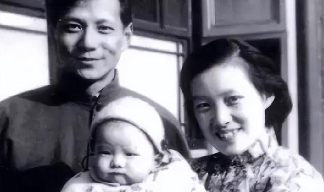 1956年，章含之和洪君彦约会，站在北海九龙壁前，拍下了一张合影