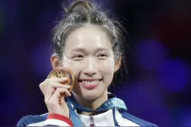 一张合照，戳穿了30岁江旻憓的“真实地位”，难怪霍启山配不上她图片