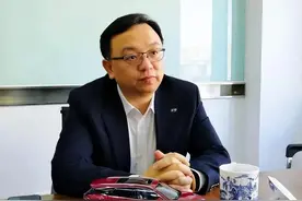 比亚迪总裁王传福：靠嫂子卖嫁妆读大学，成功后将嫂子宠成公主图片