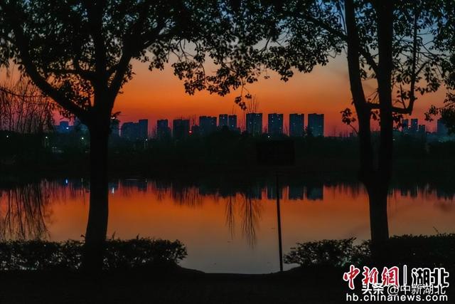 湖北随州晚霞宜人 市民乐享好时光