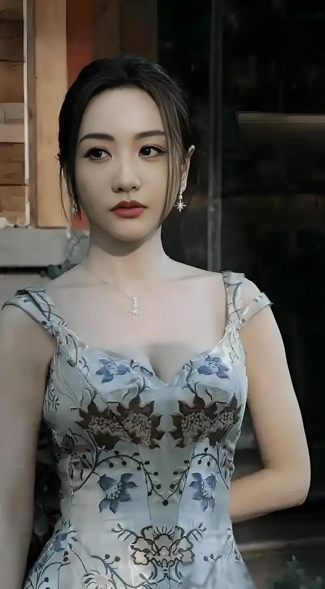 杨蓉这胸是真的吗？跟两个足球一样了，真的非常好看了